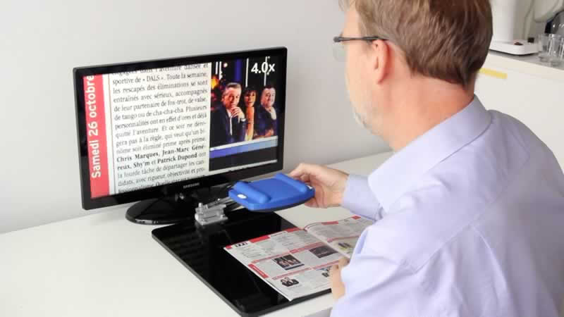 Froggyloupe beim Lesen eines Fernsehprogramms